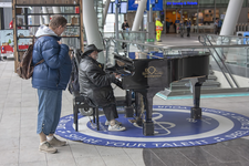 844996 Afbeelding van de Utrechtse straatmuzikant Tjeerd ('Shorty') de Jong die op de openbare piano speelt in de ...